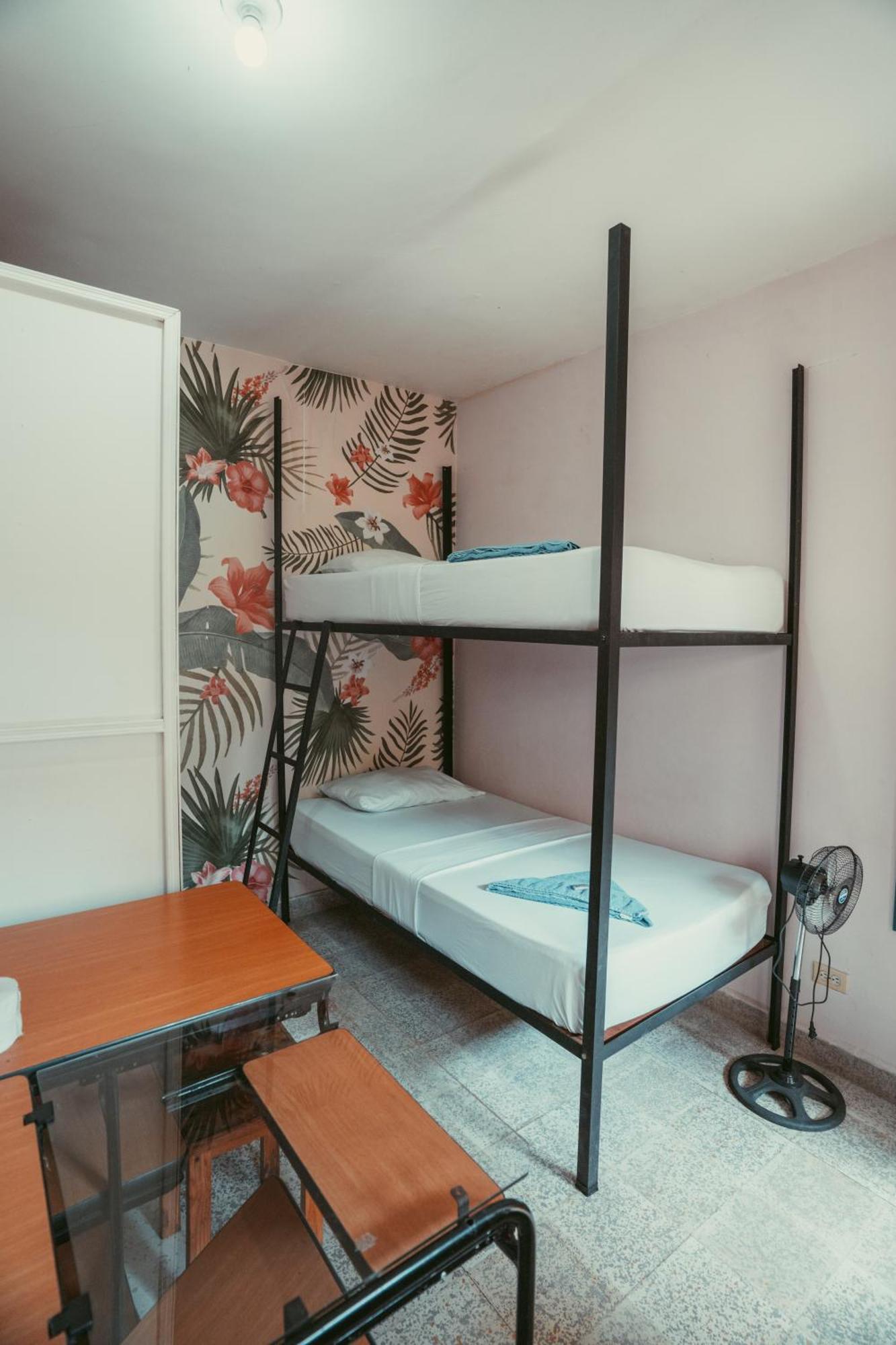 Hostal Pura Vida La 70 Medellín Esterno foto