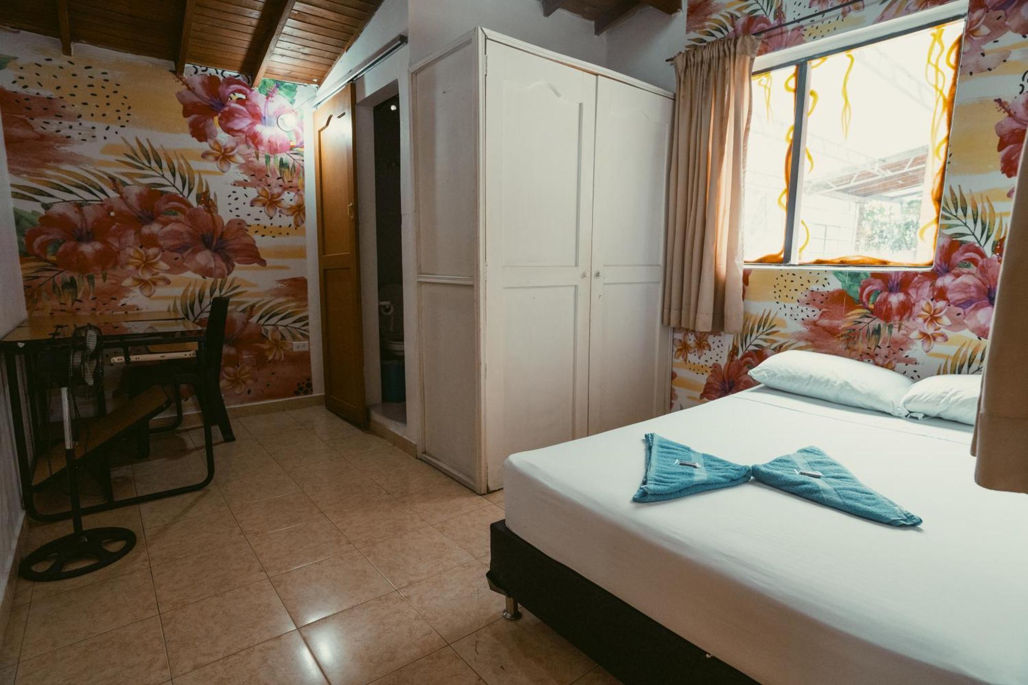 Hostal Pura Vida La 70 Medellín Esterno foto